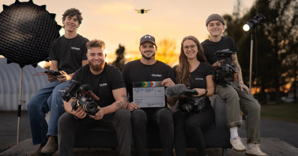 Équipe Bleu Foncé en tournage vidéo à Victoriaville avec caméras et drone au coucher du soleil.